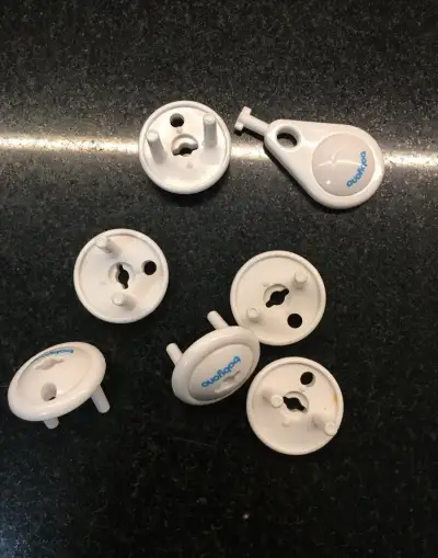 Poistky do elektrickej zásuvky s kľúčom 6 ks