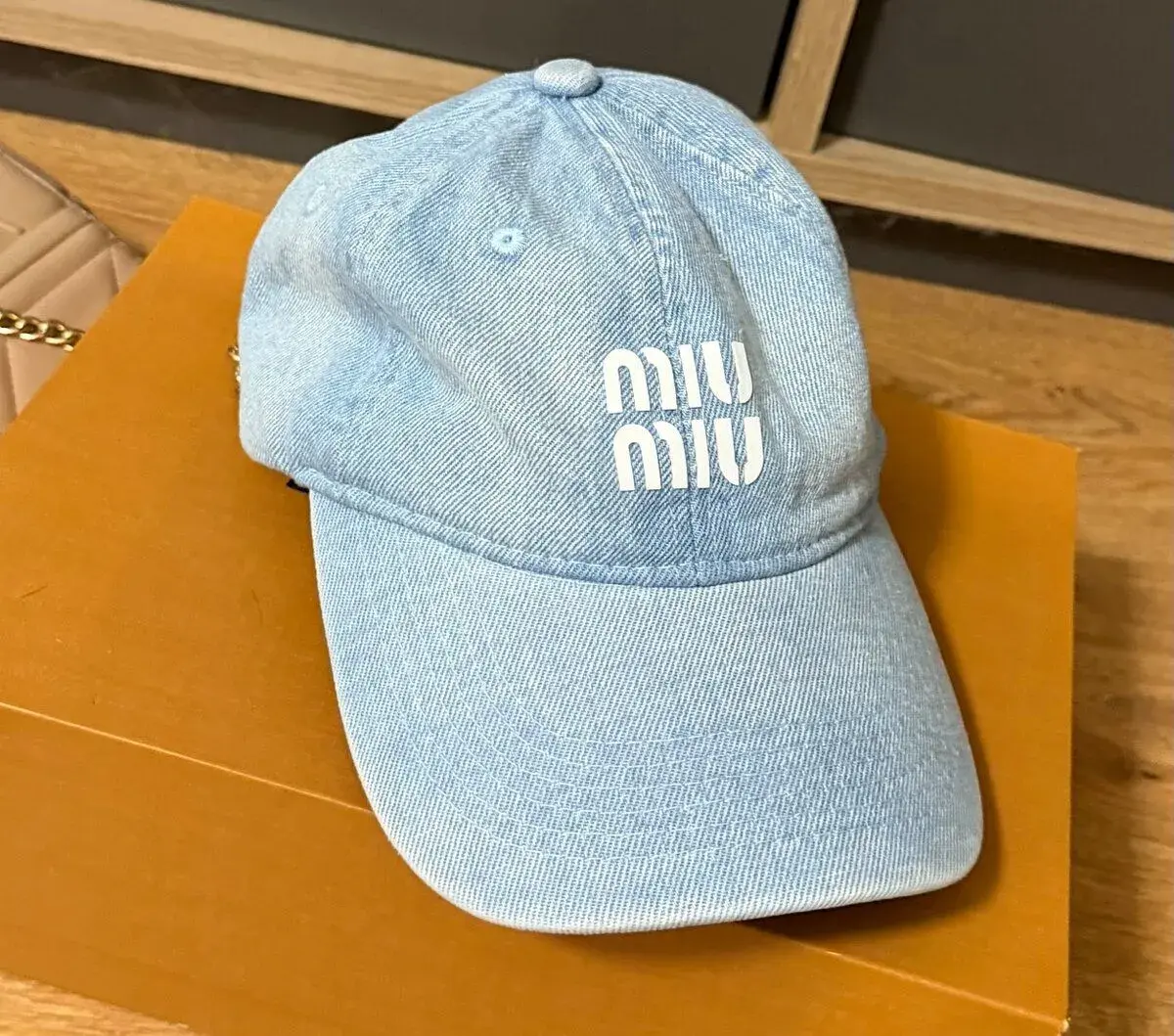 Šiltovka MiuMiu