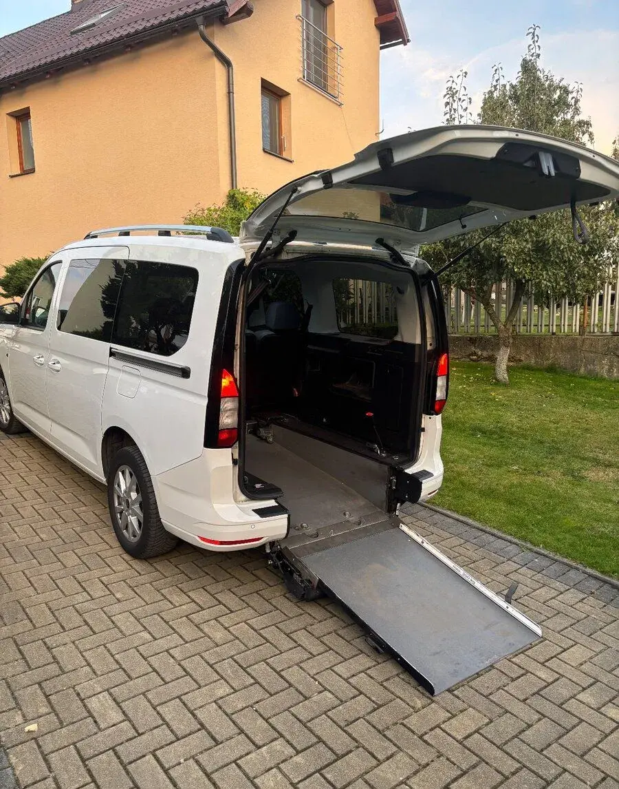 Tourneo connect "caddy" r.23 6 miest,automat, invalid-ztp