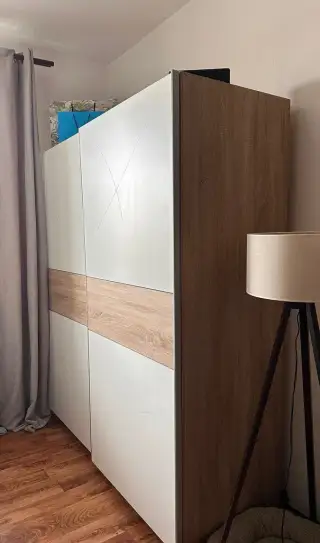 Skriňa s posúvnými dverami