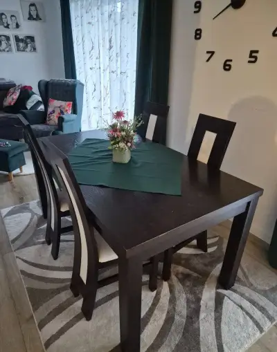 Jedálenský stôl