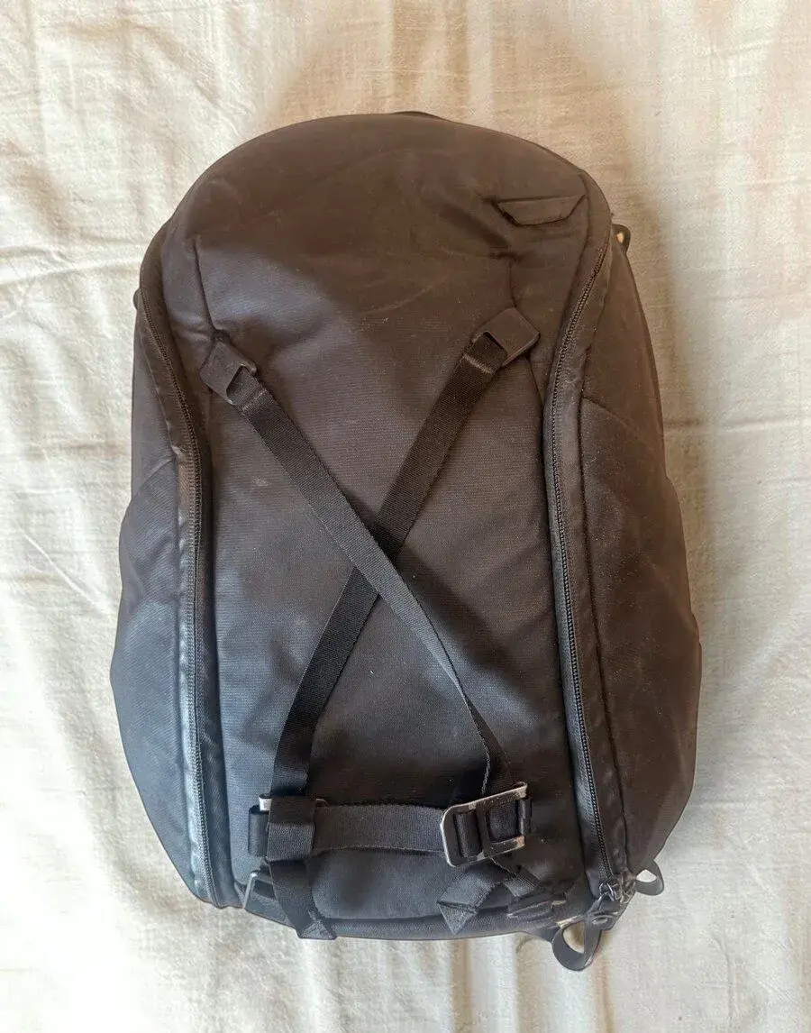 Ruksak Peak Design čierny, priečinky na suchý zips