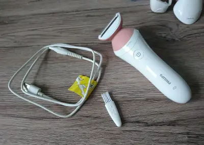 Kvalitný dámsky strojček Philips + nové príslušenstvo