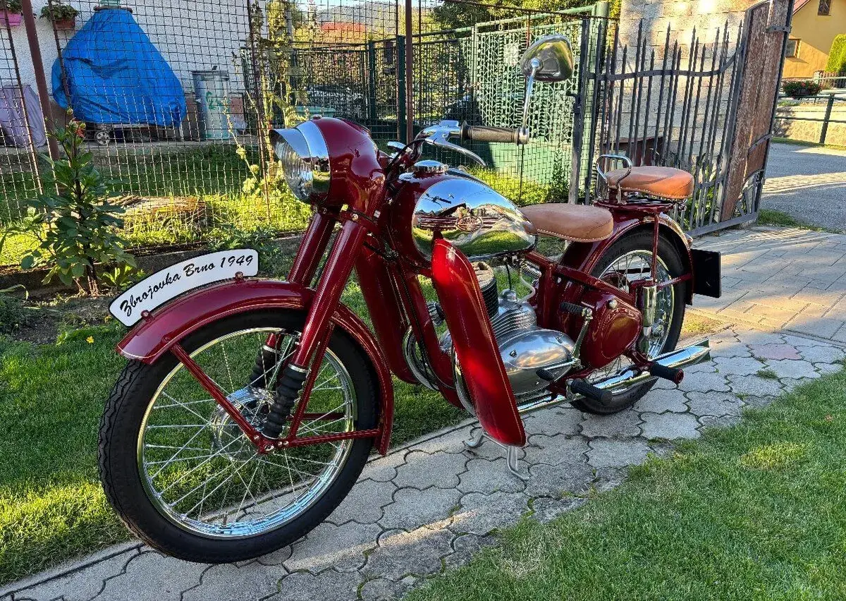 Jawa 250 Perák zbrojovka