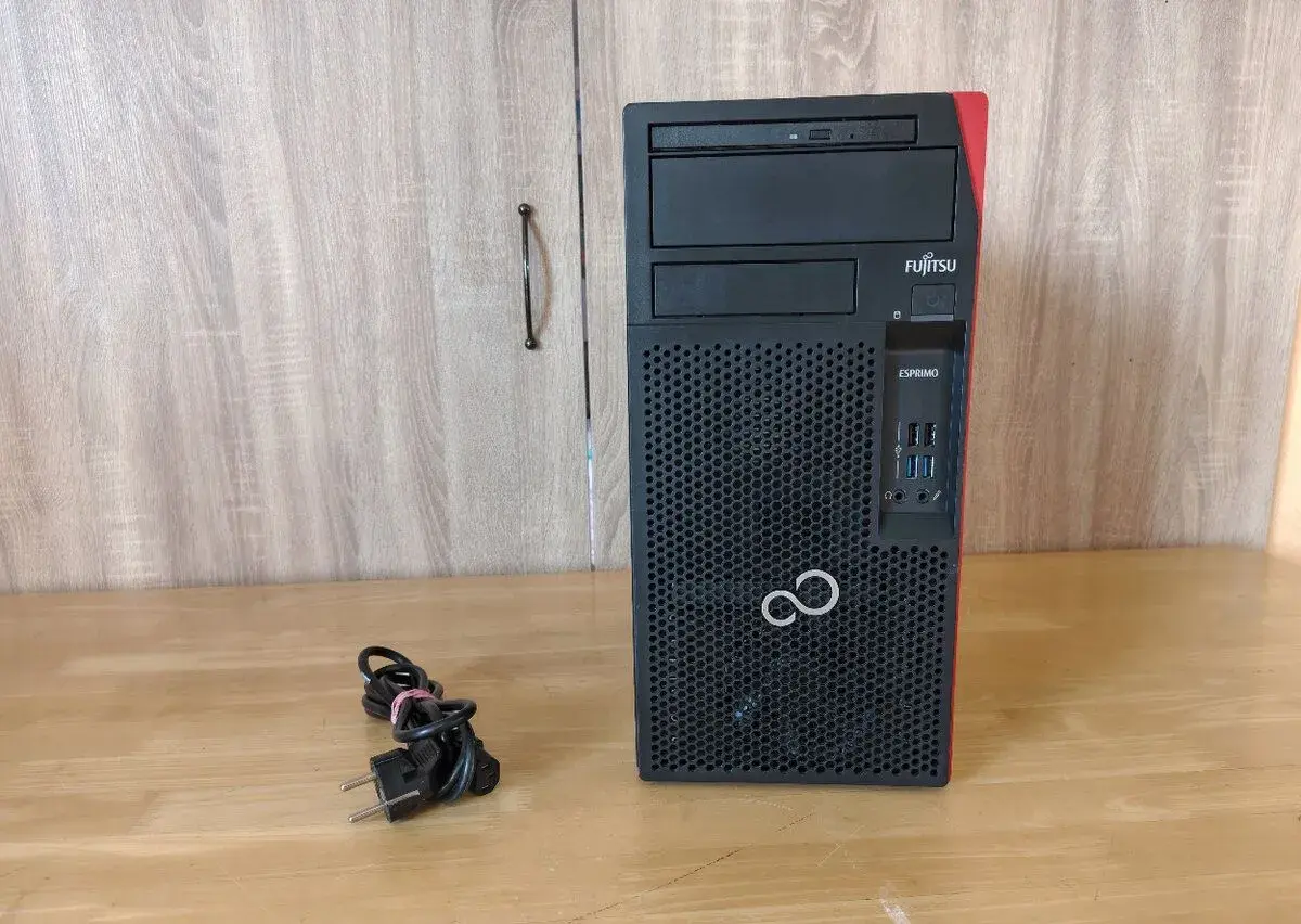 Stolový počítač Fujitsu Esprimo P557/E85+ - i7 6700