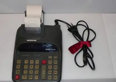 Kalkulačku CASIO FR-520
