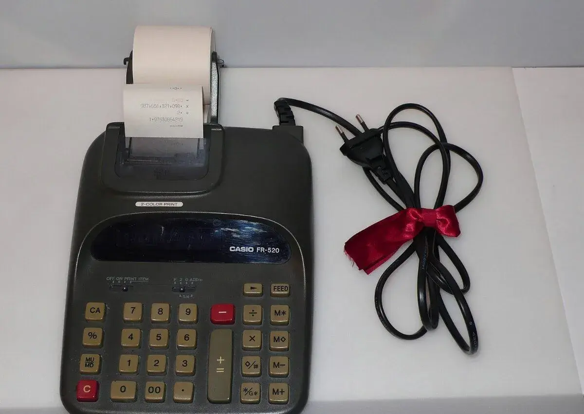 Kalkulačku CASIO FR-520