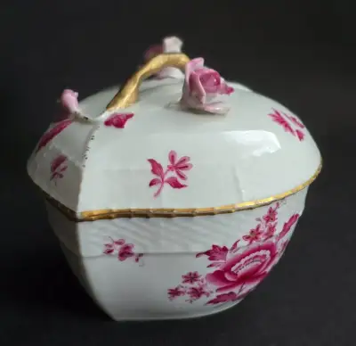 Porcelánová dóza Herend Printemps, ručne maľovaná.