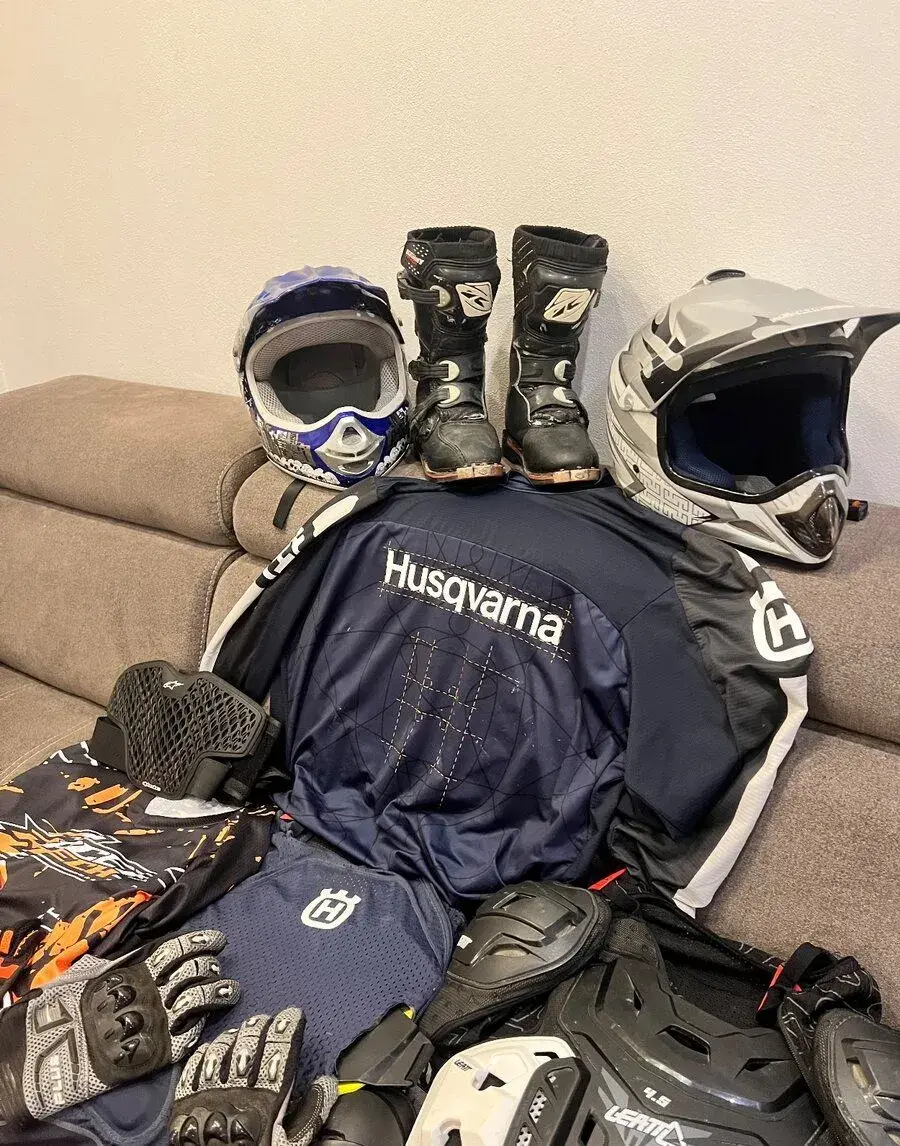 Motokrosovú výstroj – Husqvarna, LEATT, Alpinestars,
