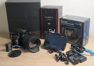 lumix s5iix + F4 24 - 105 + blackmagic monitor