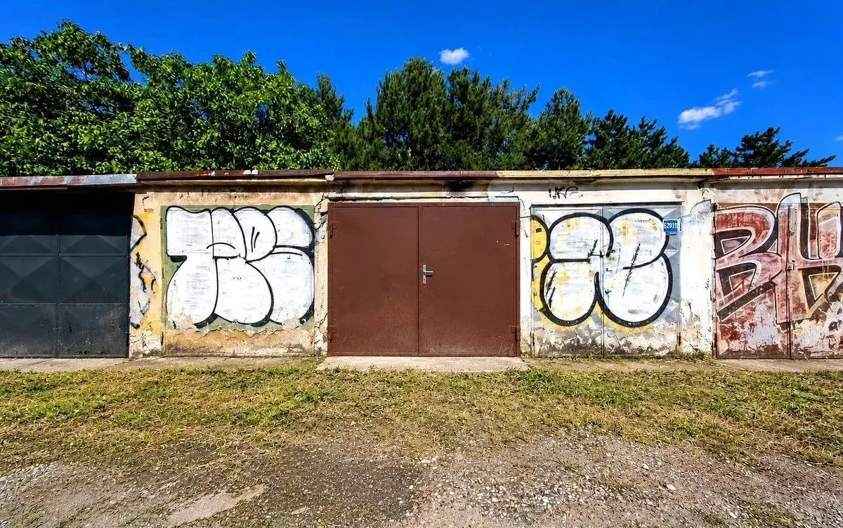 Garáž s montážnou jamou na Vyhnianskej ceste - Bratislava