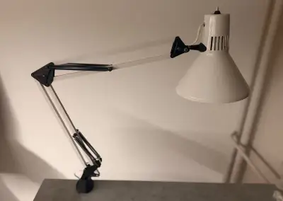 Ikonicku stolnu lampu