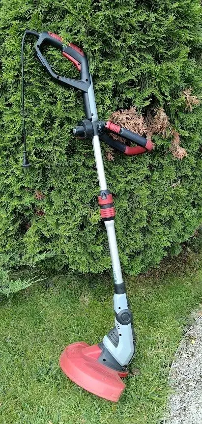 Strunový krovinorez/vyžínačku a vysavač/fukač lístia