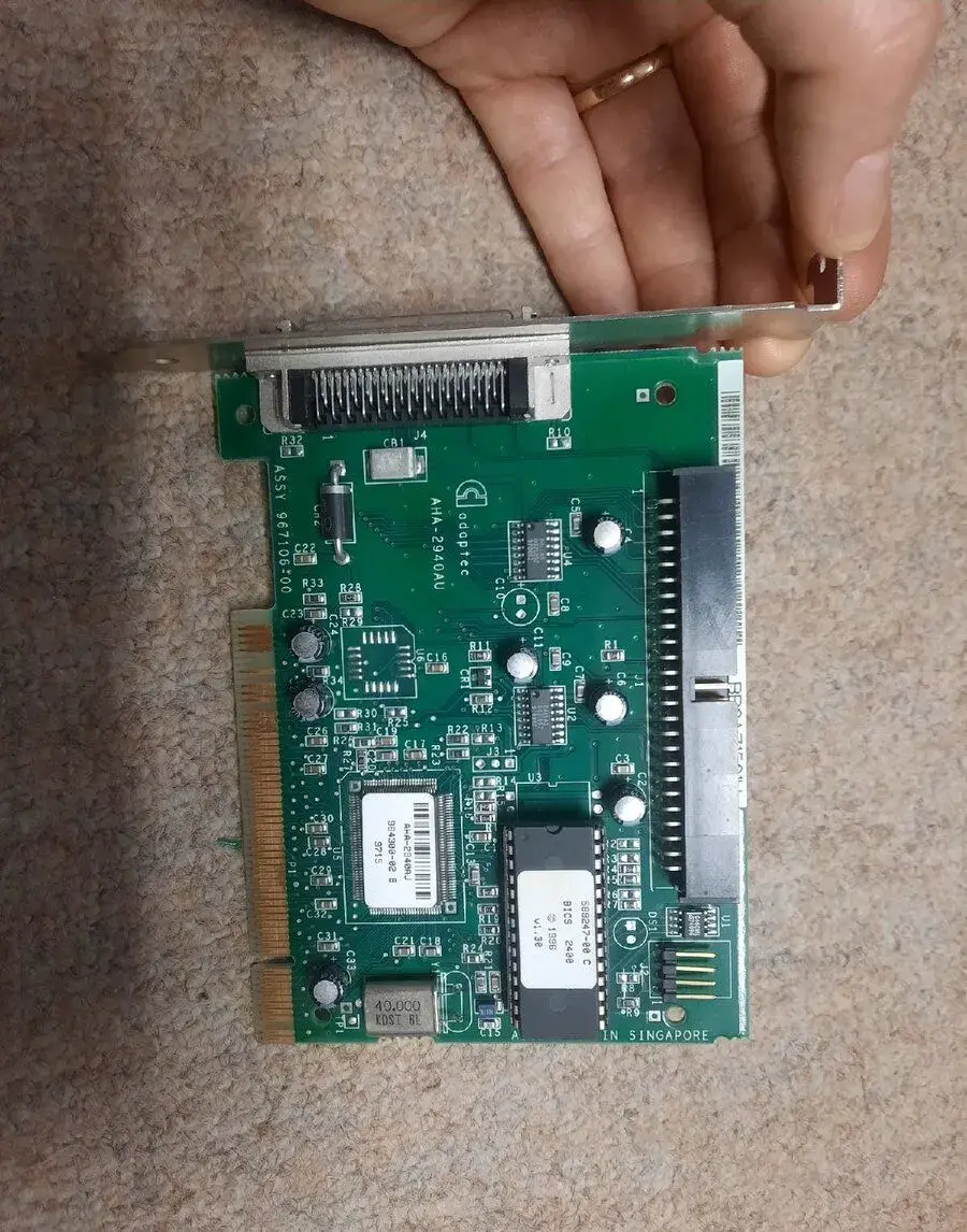 Retro SCSI radič Adaptec AHA-2940AU