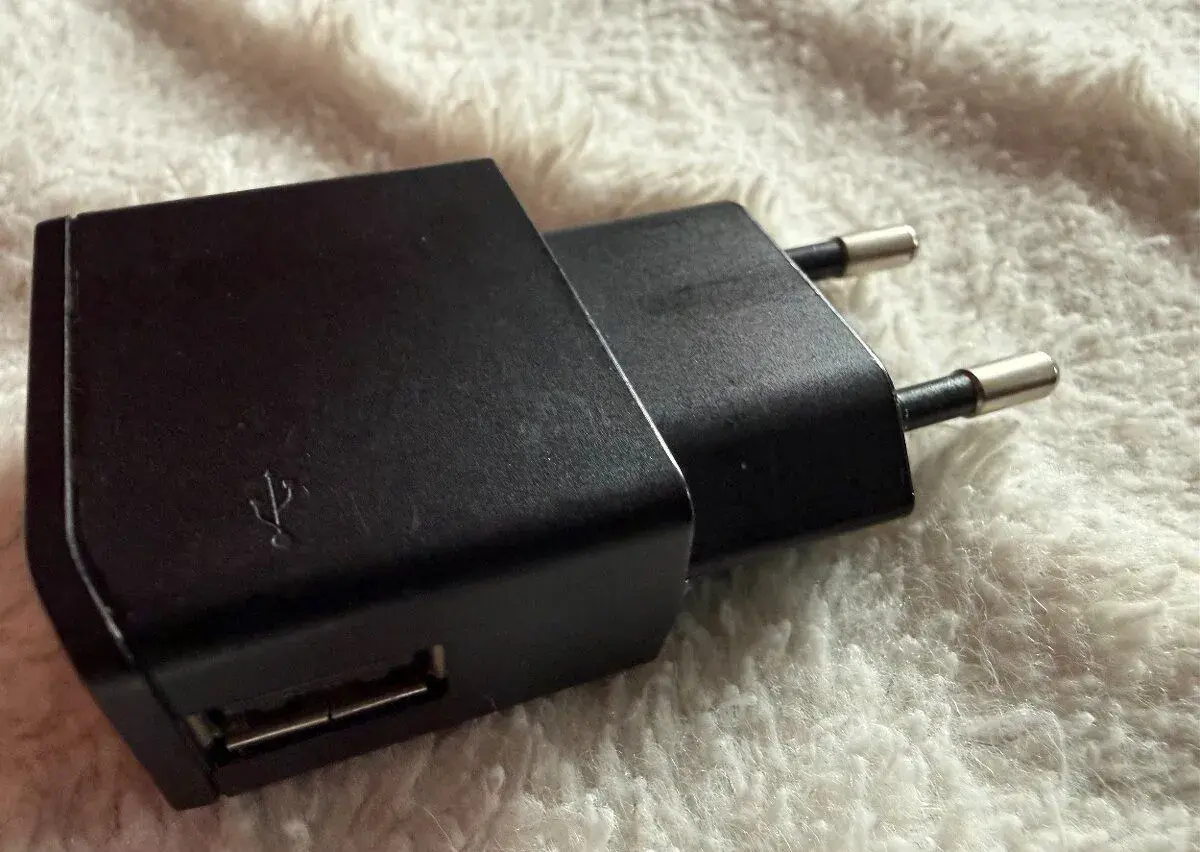 Originálny nabíjací adaptér Sony Ericsson EP800 – za symboli