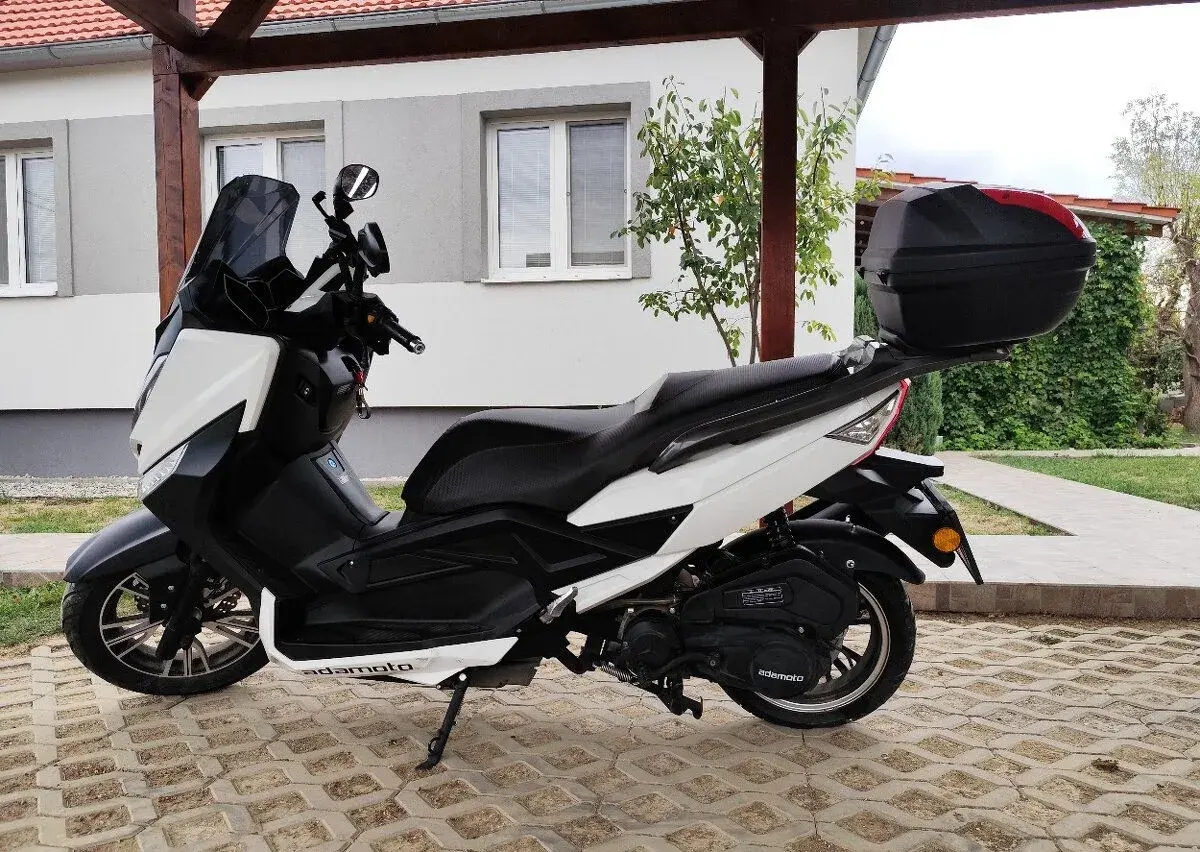 MAXISKÚTER 125 ADAMOTO T9 + VÝBAVA