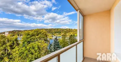 AMURSKÁ - 3 izbový byt, 2 x LOGGIA, VÝHĽAD NA JAZERO, 67m²