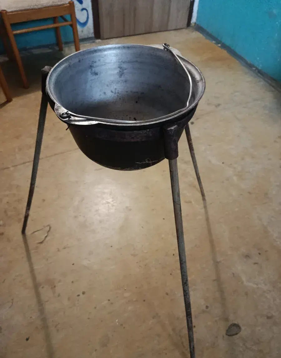 Starý kvalitný liatinový kotlík