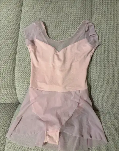 Ružový dievčenský tanečný dres so sukničkou – 134 cm