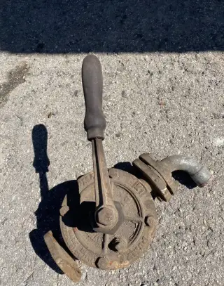 Ručné čerpadlo na kvapaliny.