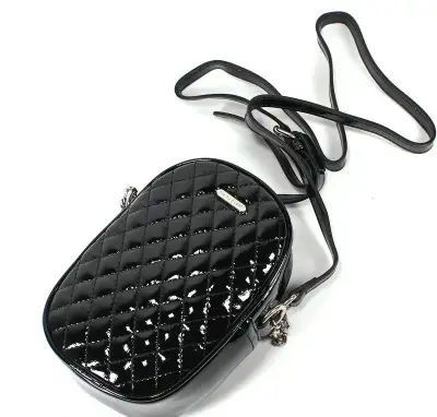 Lakovaná crossbody kabelka
