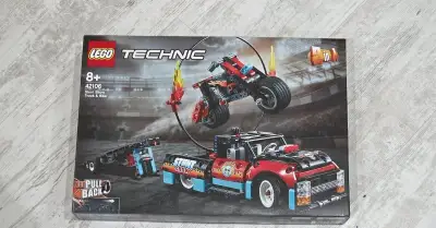 LEGO Technic 42106 Stunt Show Truck & Bike