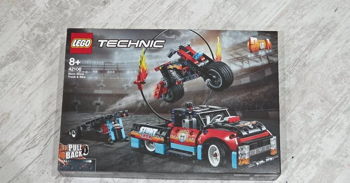 LEGO Technic 42106 Stunt Show Truck & Bike