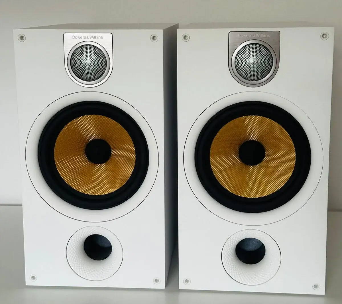 Reprosústavy Bowers & Wilkins 685 S2 biele