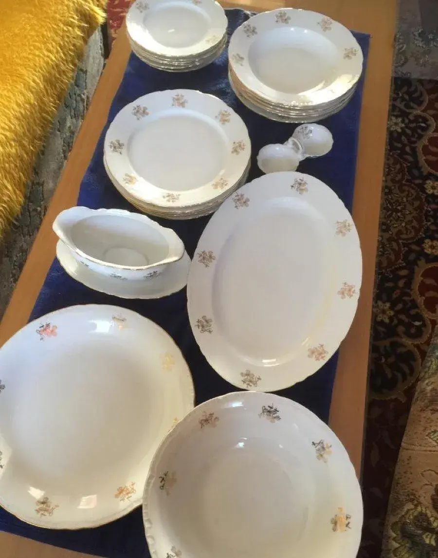 Porcelanova suprava tanierov