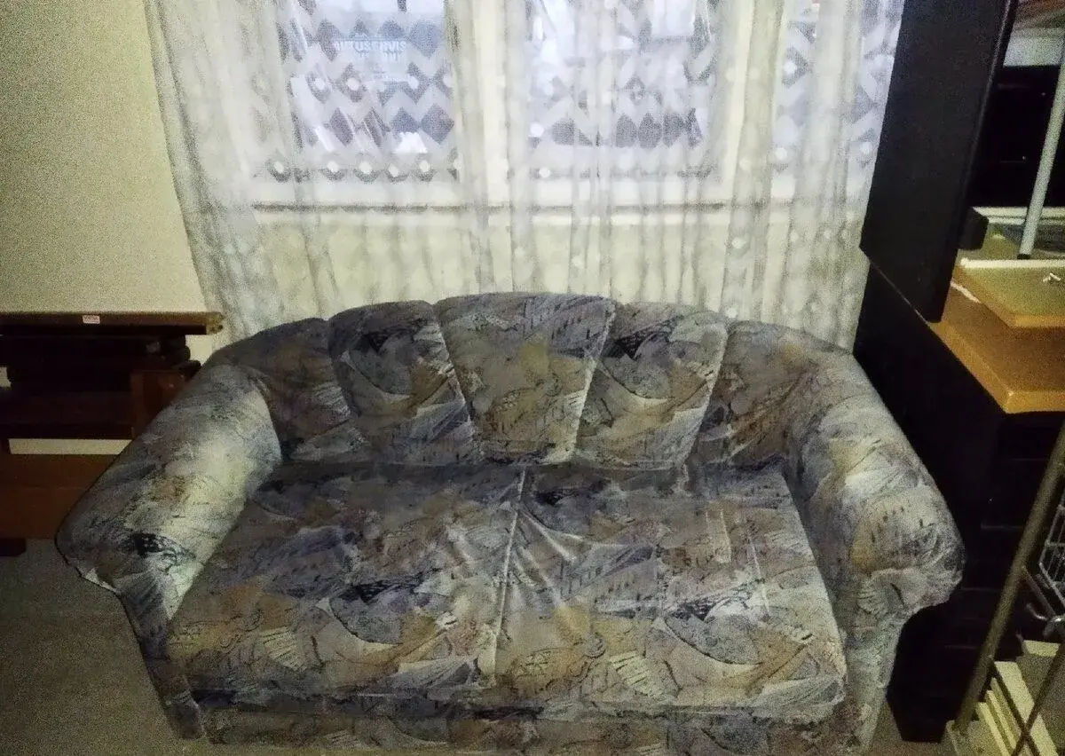 Darujem sedačku a skrine
