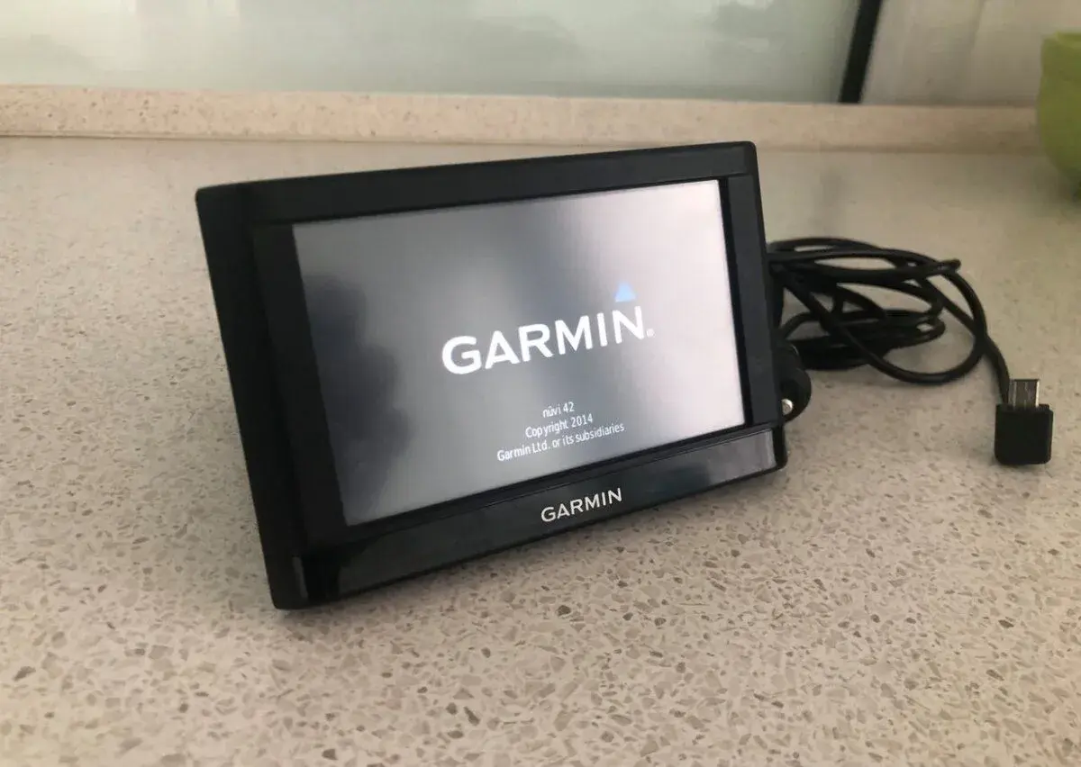 GARMIN NUVI 42 GPS navigácia s mapou pre rok 2026.