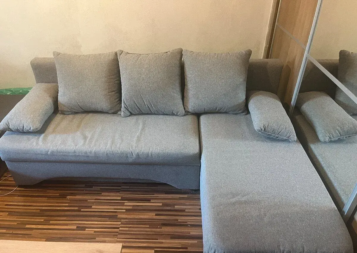 Šedá pohovka v dobrom stave