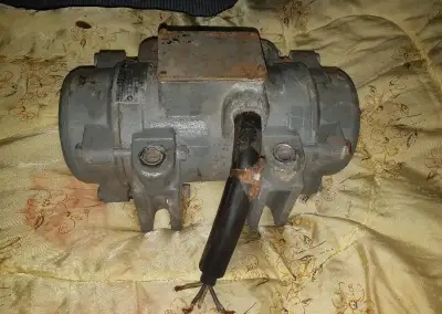 Vibracny motor