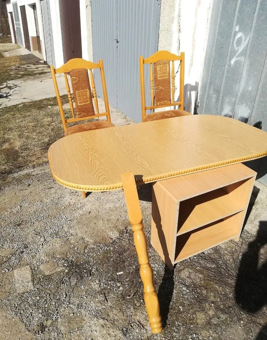 Rozťahovací jedálenský stôl a stoličky
