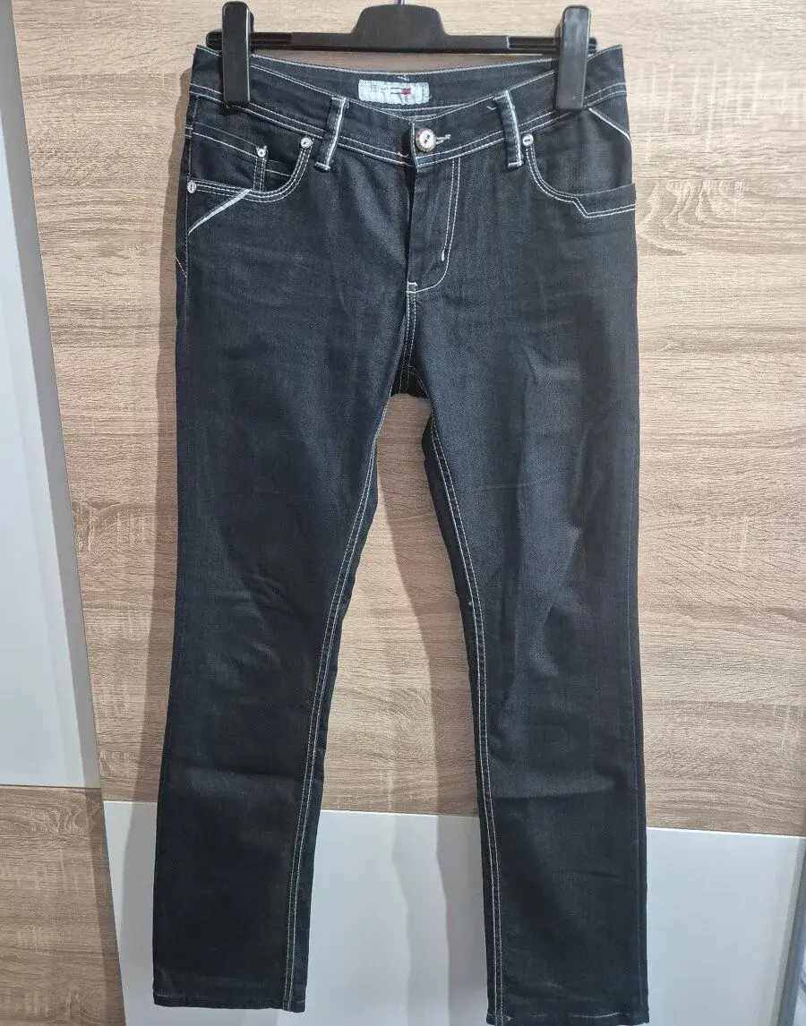 Balík pánskych značkových riflì za 10 eur