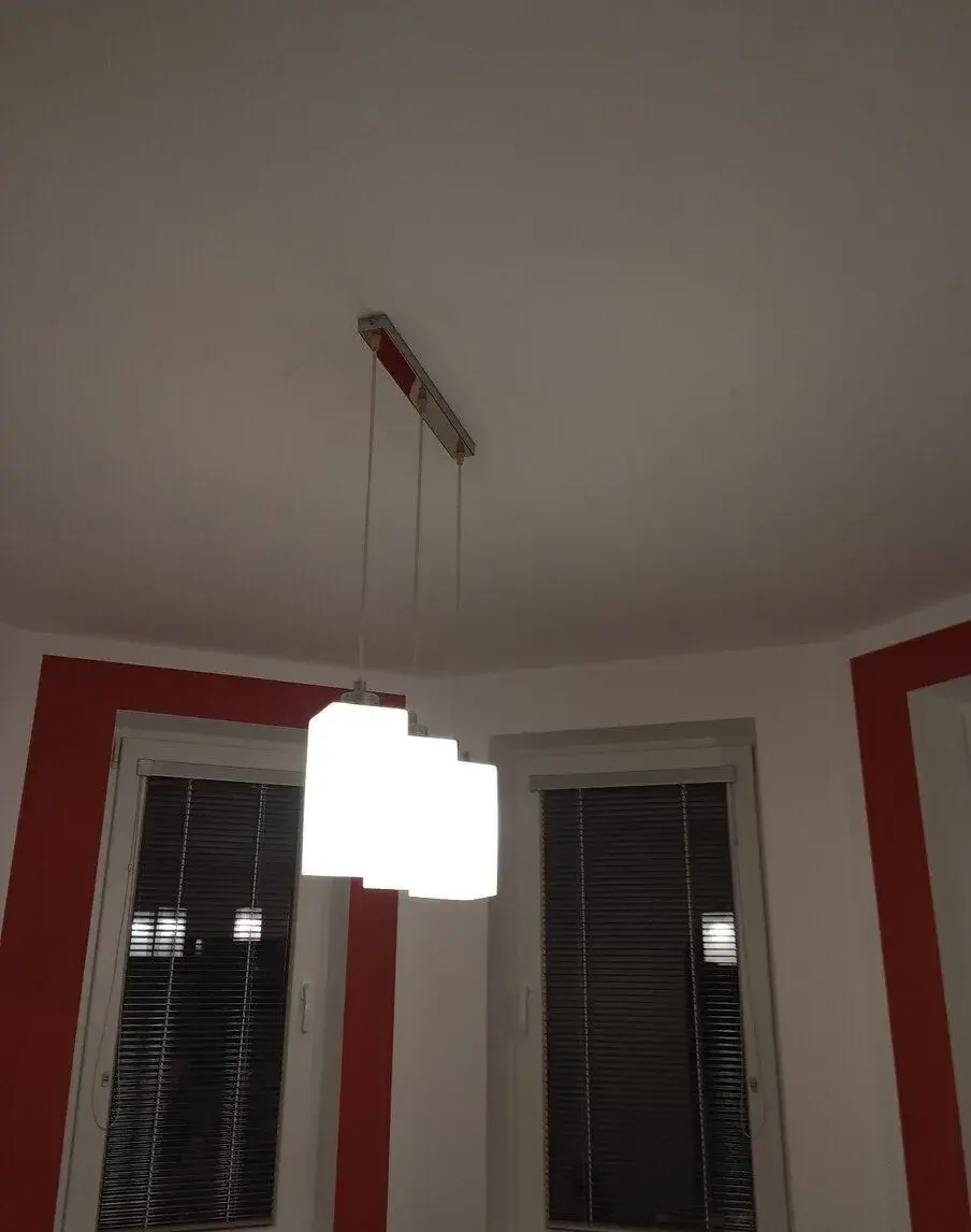 Vysiace stropné svietidlo