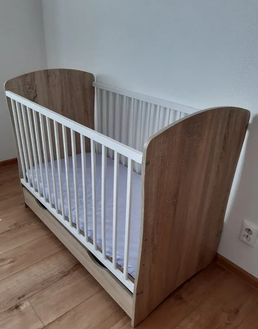 Detská postieľka s integrovanou zásuvkou