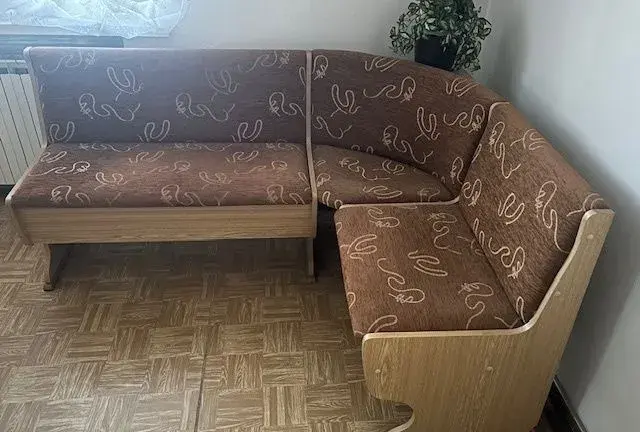Jedálenskú rohovú lavicu, stôl