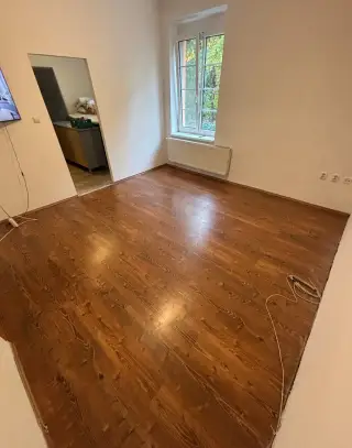 Zachovalú plávajúcu podlahu (tmavé drevo) – cca 15 m²