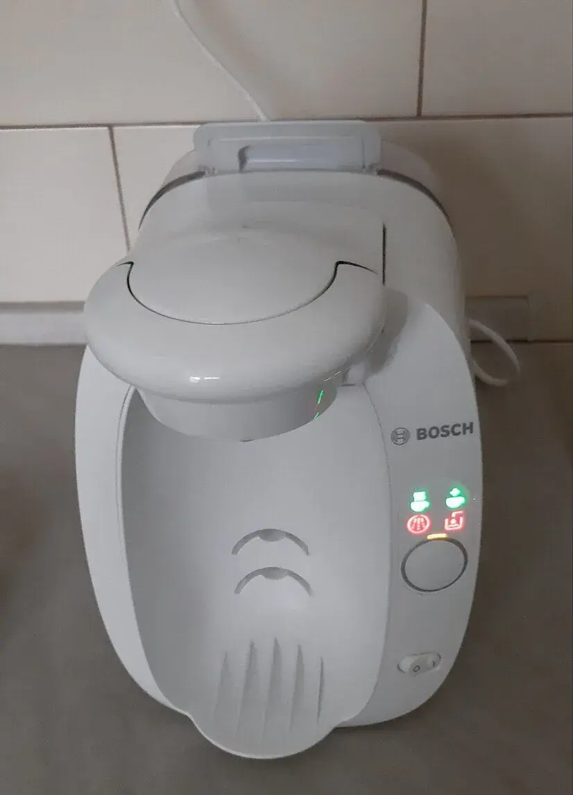 Kávovar na kapsule Bosch Tassimo – biely