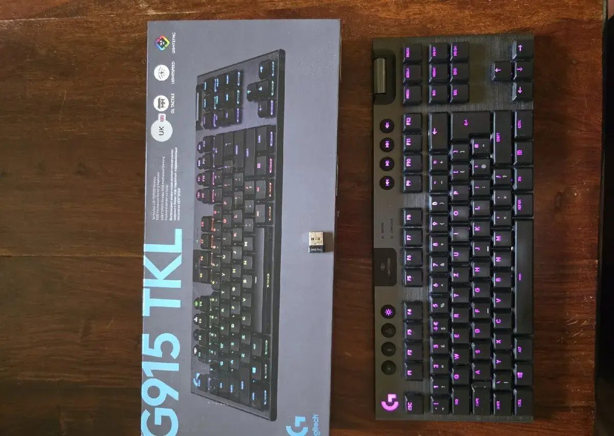 Hernú klávesnicu Logitech G915 TKL