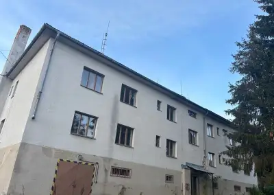 Budovu s garážami a pozemkom