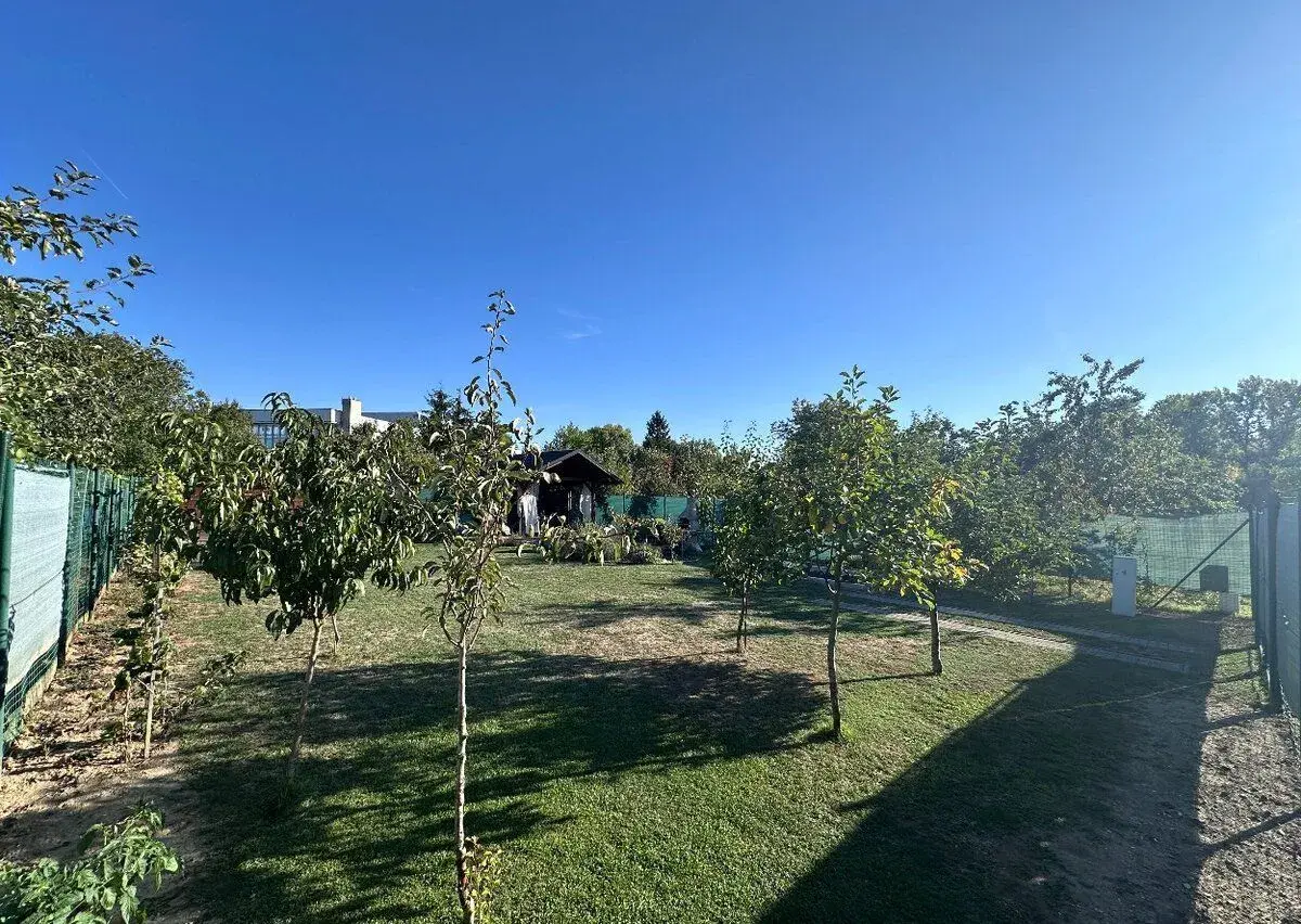 Zahradu pri zimnom stadione v Piestanoch