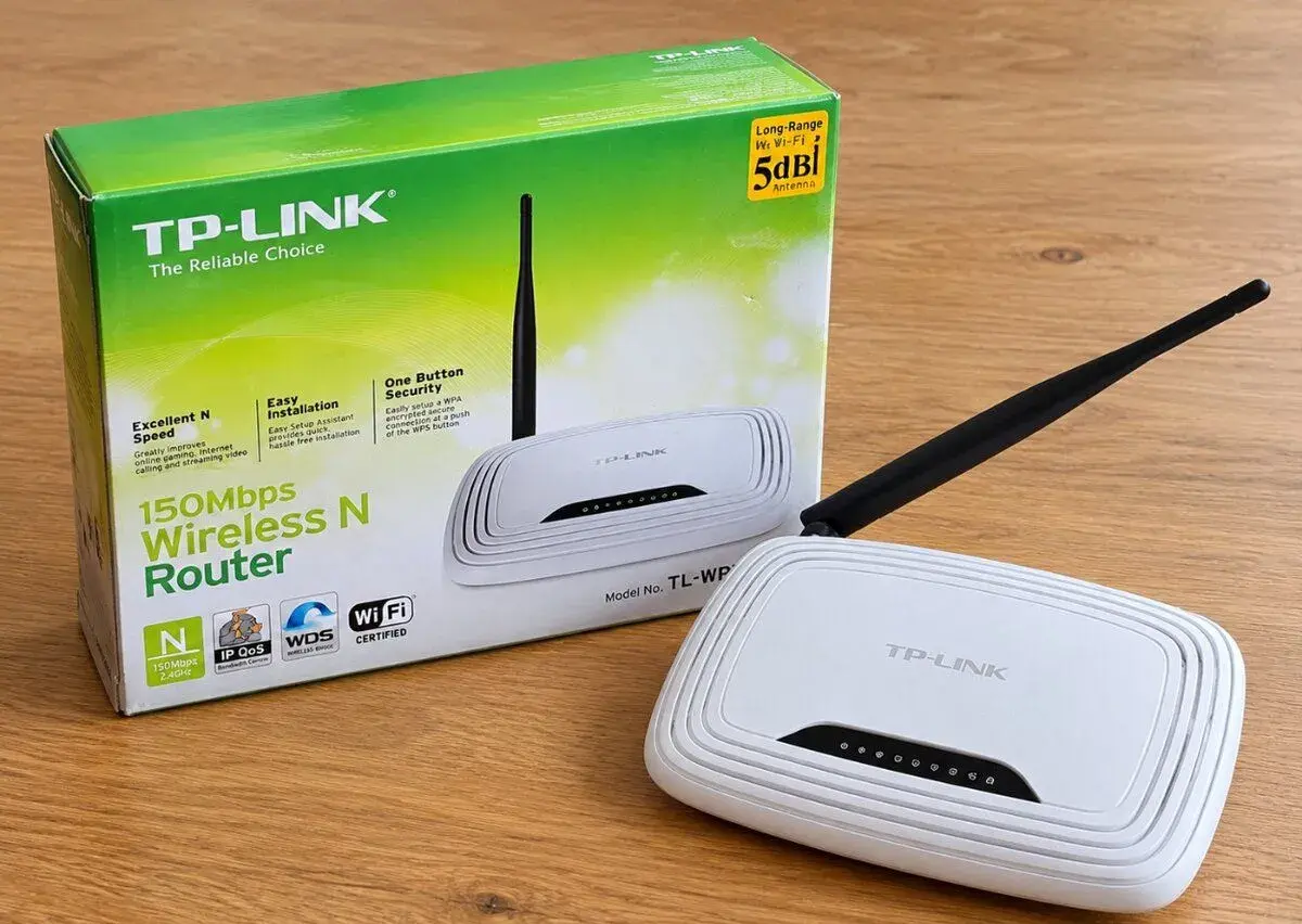 WiFi router TP-Link TL-WR740N Wireless N Router.