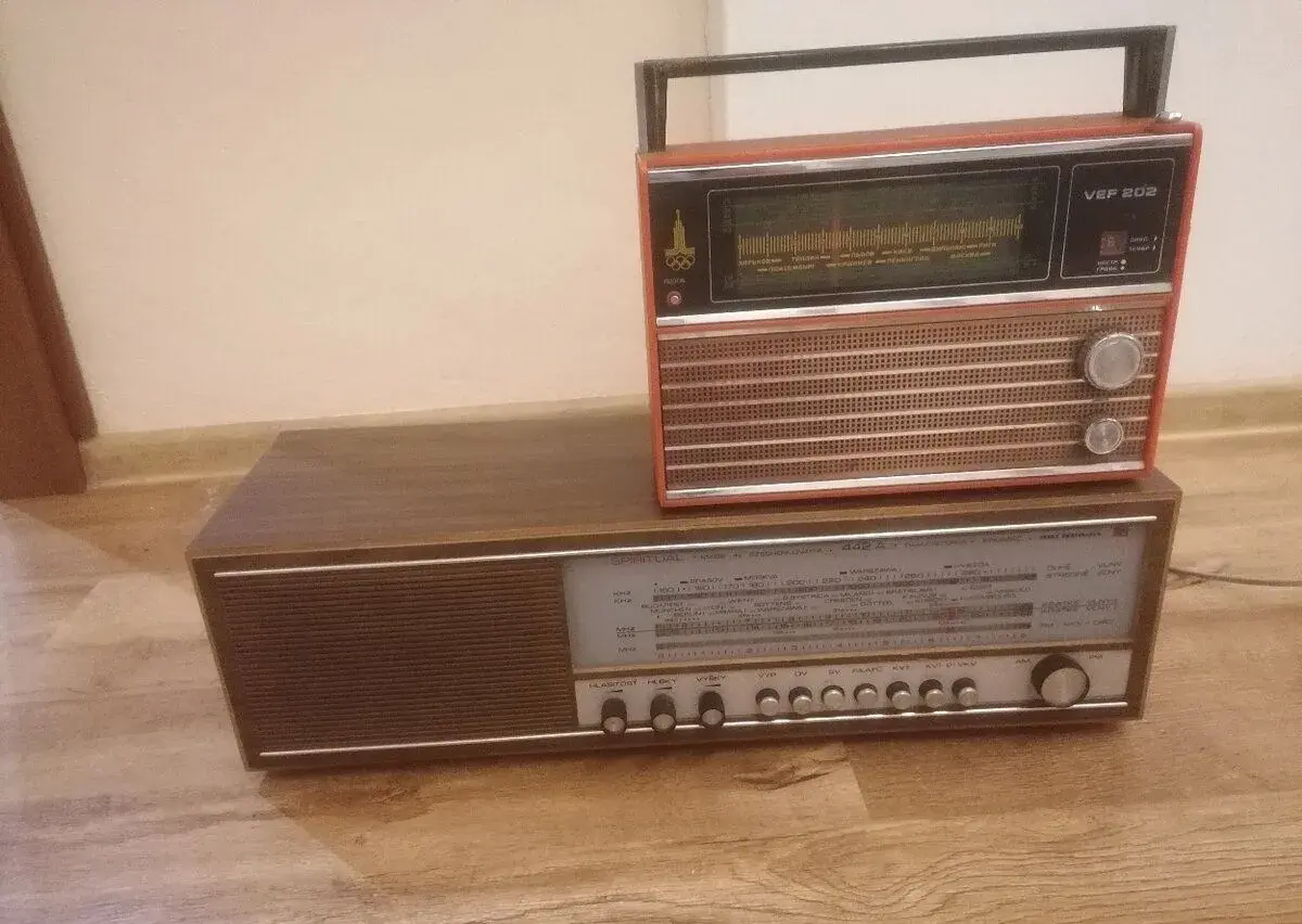 Retro radio