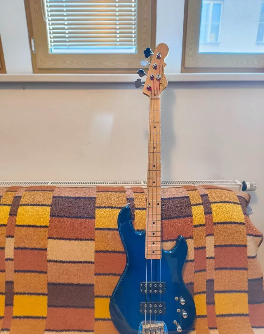 G&L Tribute L-2000 Bass – Blue Burst