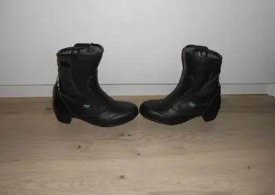 Ako nove damske kozene moto cizmy znacky SPADA
