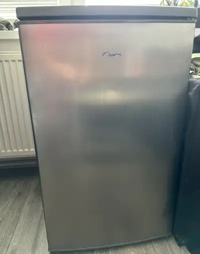 Candy chladnička mala s mrazákom hore