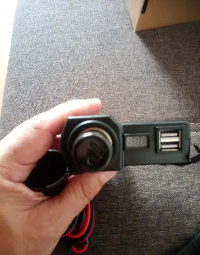 Moto zasuvka 12/5v usb vodeodolna