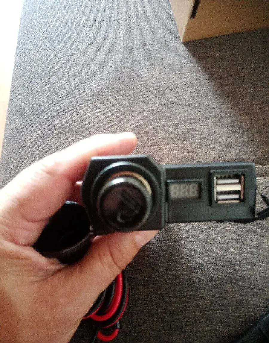 Moto zasuvka 12/5v usb vodeodolna
